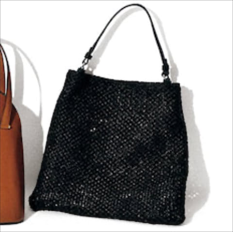 黒ラフィアメッシュトートバッグ（33×34） 18,700円／MARCO MASI（ル タロン プリュ 有楽町マルイ店）　⚫︎カジュアルなラフィア素材も、黒なら季節もシーンも問わず使いやすい。持ち手のレザーでいっそうきちんとした印象に。