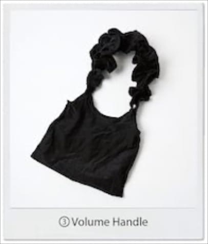 黒ナイロンバッグ（23×33.5×15） 9,680円／エロイーズ（ジャック・オブ・オール・トレーズ プレスルーム）　肩にかけると、持ち手がフリルのような飾りとしても作用。