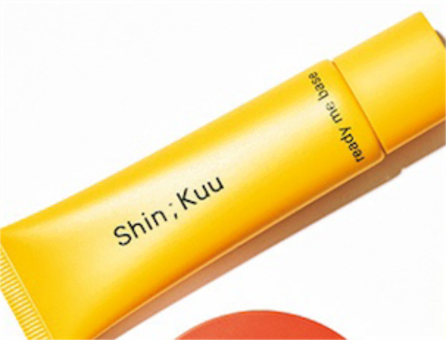 レディー ミー ベース 30mL SPF35・PA++ 3,740／シンクー　●日常生活に必要十分なSPF35・PA++と、長時間乾かない保湿力、そして、ヘルシーなツヤ肌にととのえるメーキャップ効果の、３つのうれしさをつめ込んだ化粧下地。BBクリームとしても使用可。100％天然由来成分を使用。くすみや肌の色ムラを目立たなくする、トーンアップパウダーも配合。光を反射させ、毛穴や肌の凹凸を自然にカバーするメーキャップ効果で、もとから美しい素肌のような印象に（木部明美さん：ヘア＆メイク）