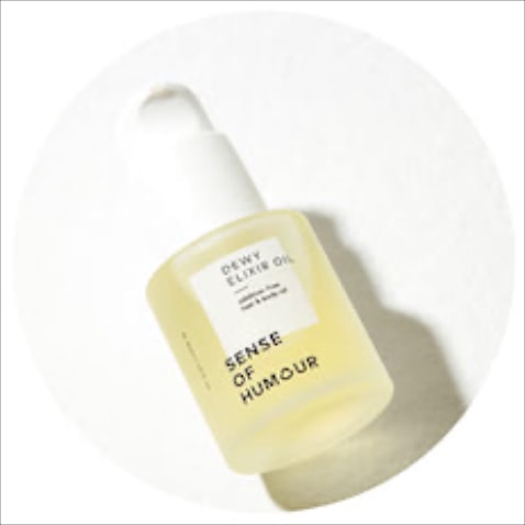 【整ったウェーブヘアづくりに不可欠】 デューイエリクシアオイル 30mL 3,520円／SENSE OF HUMOUR　「シンプルな服にヘアで女っぽさを加えたい。そんなときに、ゆるく巻いた髪やクセ毛をしっかりブラッシングして、このオイルを少量つければ、整ったウエーブヘアに！」（ヘア＆メイク・岡田知子さん）