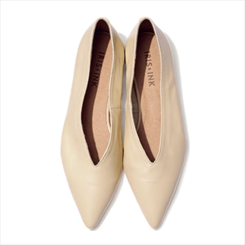 POINTED TOE PUMPS 「とがったトゥとVカットで切れ味よく」フラットパンプス（1） 24,200円（予定価格）／Iris & Ink（THE OUTNET カスタマーケア）　ベージュに近いクリーム色にメリハリを生む、細く伸びたつま先。深い甲のカッティングにより脚長効果も。