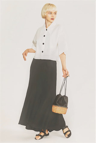 白シャツ 16,500円／ザ ポーズ（ウィム ガゼット ルミネ新宿店）　黒スカート 22,000円／LE PHIL（LE PHIL NEWoMan 新宿店）　バッグ 19,800円／ヴィオラドーロ（シップス インフォメーションセンター）　サンダル 57,200円／NEBULONIE.（スタニングルアー 新宿店）　よくあるAラインより大人の女性らしさをかもし出すマーメイドスカート。通気性のいいドライなリネンなら、ロング丈でもノンストレス。クロップト丈の白シャツを合わせてさらに軽快に。