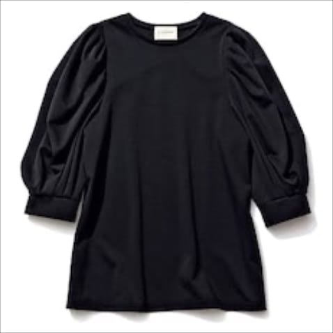 長めの着丈でヒップラインもカバー ⚫︎黒パフスリーブTシャツ 14,300円／ユナイテッドアローズ（ユナイテッドアローズ 六本木ヒルズ店）　ほどよく肉厚でハリのある、品のいいブラウスのような素材。