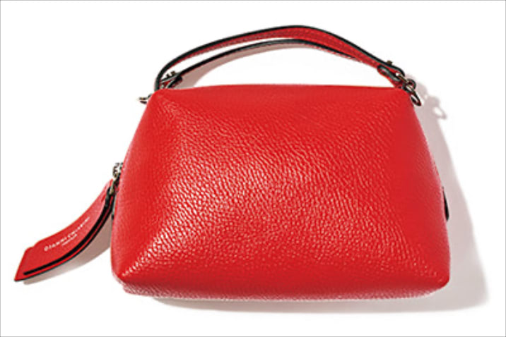 バッグ（13×20×8） 23,100円／ジャンニ キアリーニ（ジャンニ キアリーニ 銀座店）　マチ幅があるため、ミニサイズでも収納力抜群。コーディネートに占める赤の分量もベストな大きさ。