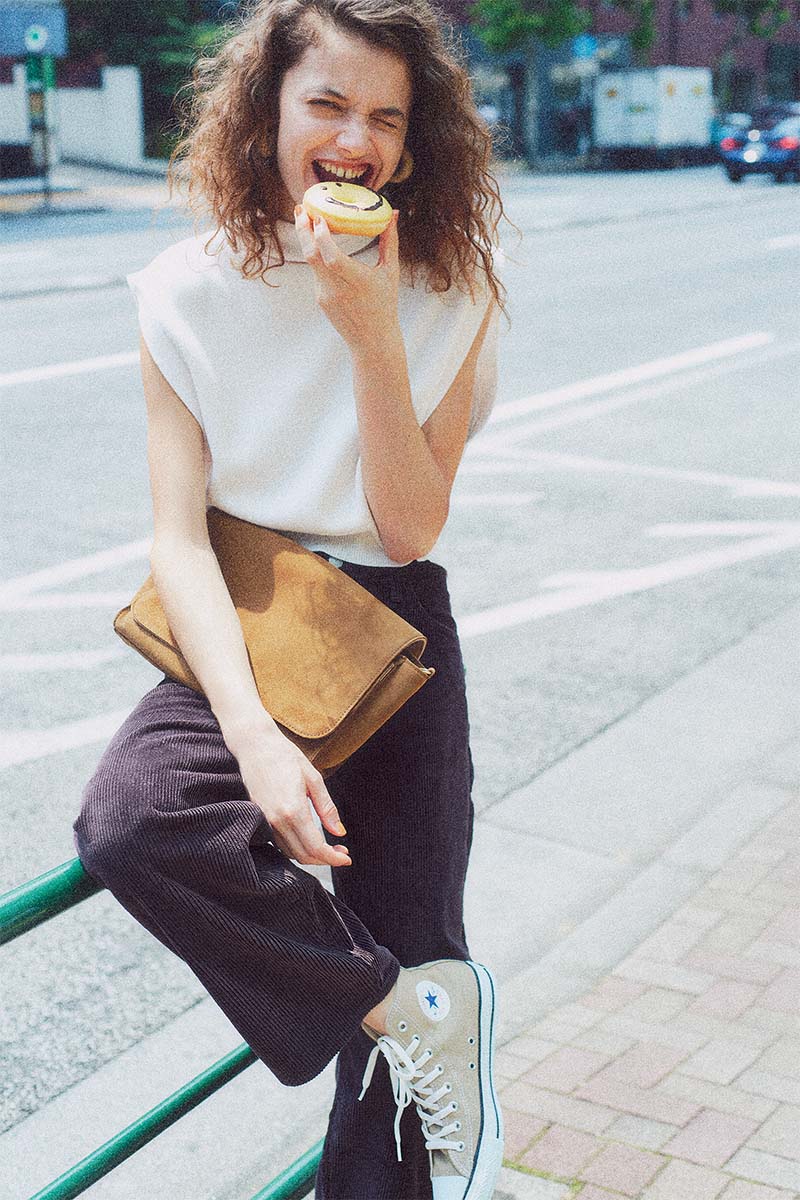 明日なに着る？】二の腕をほっそり見せる「秋素材のノースリーブ