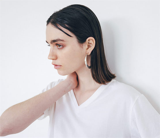 【V-NECK】 ①ツヤで飾る▶「シャープさを高める大ぶりのシルバー」。　エッジがありながら親しみもわく、ヴィンテージ風のマットな輝き。　●白VネックTシャツ 8,360円／UNDERSON UNDERSON　シルバーピアス 21,780円／PAZ COLLECTIVE（ZUTTOHOLIC）