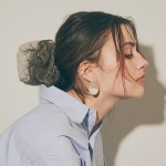 ヘアアクセをつける日に：上手な人が「もう１つ加える」アクセサリー