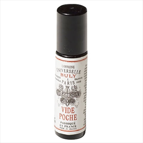 【翌日のアイメイクがしやすく】 ヴィッド・ポッシュ 10mL 3,850円／オフィシーヌ・ユニヴェルセル・ビュリー　「寝る前にアイセラムを塗ることを習慣化し、乾燥しやすい目元をケア。朝起きると目のまわりにハリが出て、メイクの際にシワが目立ちにくくなる気がします」（三宅さん）【POINT】植物オイルとエッセンシャルオイルでつくられた、奇跡のアイセラム。保湿と保護作用に優れ、持続的に肌荒れを防ぎ、目元のたるみやクマを目立たなくする。低刺激なので敏感肌にもおすすめ。ロールオンタイプ。