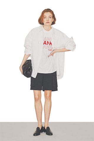 小物は重厚な黒でまとめて 気楽な装いを大人っぽく：●ロゴTシャツ 6,600円／ガールズ デンジャラス ヴィンテージ（ユー バイ スピック＆スパン ルミネ2新宿店）　ショートパンツ 13,000円／N.O.R.C　バッグ 35,200円／ブンテッラ（エーピー ストゥディオ ニュウマン シンジュク）　ローファー 56,100円／カチム（スティーブン アラン シンジュク）　お尻が隠れるシャツの丈なら、短めパンツの主張も薄まる。