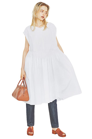 白ノースリーブワンピース 70,400円／マーレット（サザビーリーグ）　デニムパンツ 30,800円／エーブイエヌ（シップス インフォメーションセンター）　ブラウンボストンバッグ 27,500円／クリスチャンヴィラ・ペル・アルアバイル（アルアバイル）　サンダル 16,500円／エネス（ル タロン グリーズ ルミネ新宿店）　足元のバランスが難しいひざ丈ワンピこそ、デニムをしのばせて重みをカバー。丈が長くないことで、ボリュームブラウスのように気楽に使える。