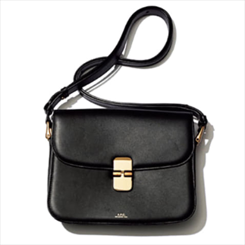 黒ショルダーバッグ 93,500円／A.P.C.（アー・ペー・セー カスタマーサービス）　飽きのこないシンプルなフォルムと上質でシンプルなデザイン。