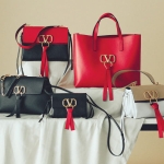 セレブはどう合わせてる？ VALENTINO GARAVANIの新アイコンバッグ「VRING」