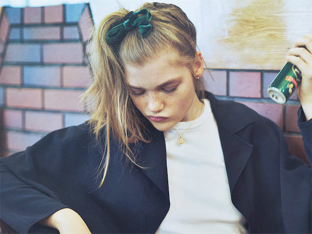 「ベロアの甘さだけ」で完成度が上がる： 同じようなポニーテールでも、ヘアアクセによる光沢を加えることでファッション感が増します。ベロアのリボンは少々ドレッシーになりがち。そこで意識したいのは、毛束を引っぱって毛流れに雑なニュアンスを加えること。ルーズさが出て気張りすぎない見た目に（塩澤さん）。