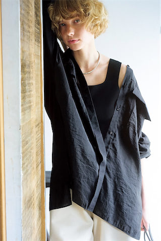 シャツで軽く、インナーは重く。 素材の差も品のよさをあと押し ⚫︎黒ニットタンクトップ 6,930円／uncrave STANDARD（uncrave）　黒シアーシャツ 20,900円／プルミエ アロンディスモン　オフ白レザーハーフパンツ 66,000円／ロク（ロク 渋谷キャットストリート）　ネックカフ 42,900円／ロンハーマン ジュエリー（ロンハーマン）　バッグ／スタイリスト私物　「実はレザー」でボトムまで重みを意識。