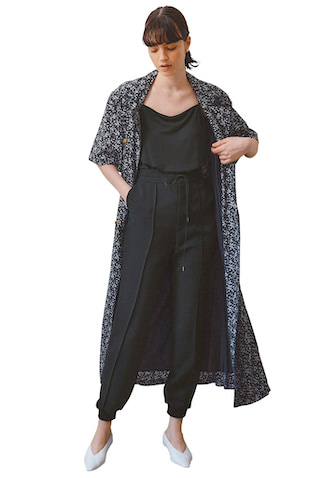 黒花柄ワンピース（ベルトつき） 70,400円／AKIRANAKA（ハルミ ショールーム）　黒キャミソール 19,800円／ベイジ,エクリュ（オンワード樫山 お客様相談室）　黒パンツ 16,940円／uncrave WHITE（uncrave）　ピアス 5,500円／アビステ　白パンプス 27,500円／カルチェグラム（デュプレックス）　きゃしゃなトップスを合わせても差がつく、ほどよいゆとり。薄手すぎず、分厚すぎず、通年使える素材感。