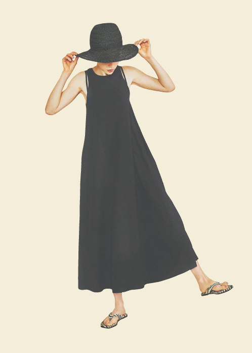 ダイナミックなシルエットと 細いストラップで強弱を。 ●黒ストラップAラインワンピース 29,700円／SAYAKA DAVIS（ショールーム セッション）　黒ハット 19,800円／メゾンドリリス（ギミックス）　ゼブラ柄サンダル 21,780円／REMME（アパルトモン 青山店）