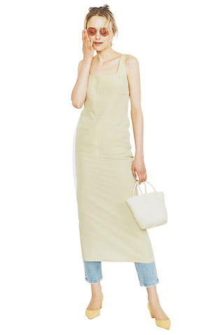 イエローギンガムチェックドレス 19,800円／TODAYFUL（Life&rsquo;s 代官山店）　ブルーデニムパンツ 17,380円／MOUSSY（バロックジャパンリミテッド）　サングラス 20,900円／RHC、イエローパンプス 33,000円／ピッピシック（ともにRHC ロンハーマン）　ミニバッグ 5,940円／AKTE　お菓子の包み紙のような、淡いイエロー&times;ギンガムチェックのキャッチーなデザイン。細身のデニムを仕込み縦のラインを引き立てることで、かわいい柄も辛口仕様に。