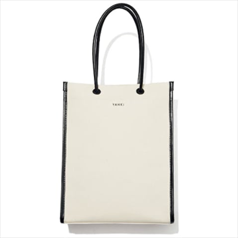 ゆるみを止めるレザートリム：● スクエアトートバッグ 14,300円／YAHKI（ヤーキ オンラインストア）　コットン素材をナチュラルに見せない、スクエアフォルムと部分的な黒レザーのトリミング。日常使いにもちょうどいい大きさ。