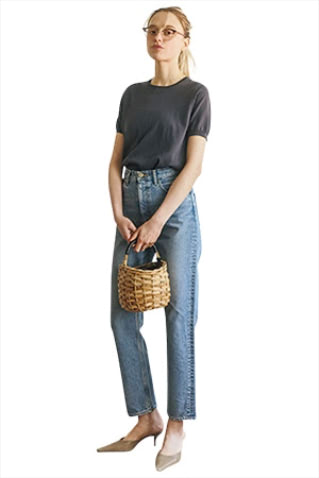 グレージュミュール（6） 33,000円／PIPPICHIC（ベイジュ）　グレーニットTシャツ 14,300円／ユナイテッドアローズ（ユナイテッドアローズ 六本木ヒルズ店）　デニムパンツ 17,600円／BLACK BY MOUSSY（バロックジャパンリミテッド）　眼鏡 37,400円／プロポ（プロポデザイン）　バッグ 14,300円／フリーストア（ガリャルダガランテ 表参道店）　色落ちした細身デニムが、ヌーディな美形ミュールのコンサバ感を払拭。
