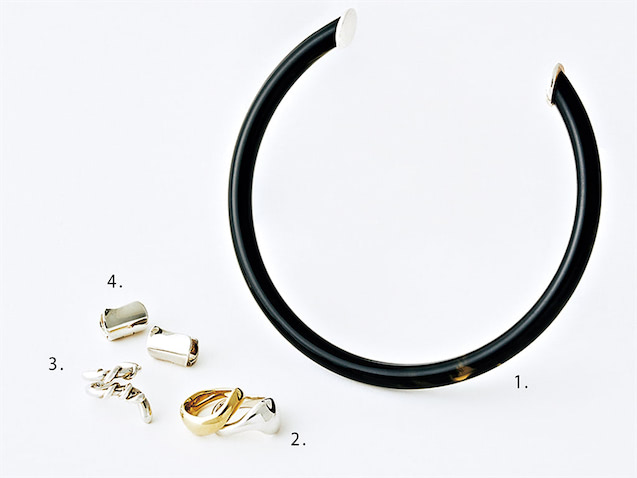 1.黒チョーカー 13,200円／ジェーン スミス（ザ ファクトリー）　2.リング（２個セット） 35,200円／e.m.（e.m. 青山店）　3.デザインリング 33,000円／フォーヴィレイム　4.ピアス 33,000円／ボーニー（エドストローム オフィス）