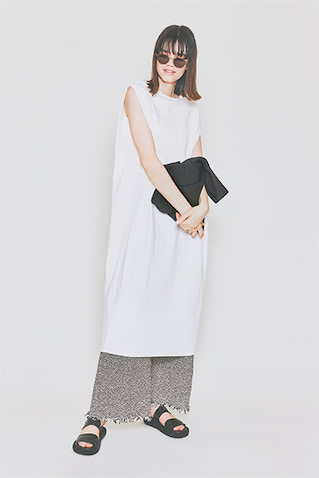 ワンピースのすそをつなげるようにワイドパンツをセット：●ワンピース 8,800円／Ungridパンツ 59,400円／BY MALENE BIRGER（S&T）　サングラス 42,900円／プロポ（プロポデザイン）　バッグ 13,200円／LE PHIL（LE PHIL NEWoMan 新宿店）　サンダル 26,400円／PIPPICHIC（ベイジュ）■軽やかなカットソーとバランスを図れる、ツイード素材の直球の重み。ぬくもりのある素材も、モノトーンならほっこりを回避。