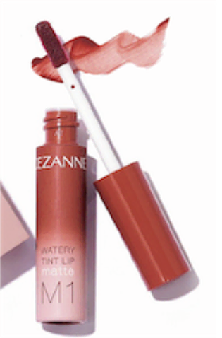 CEZANNE：ウォータリーティントリップ マット M1 660円／セザンヌ化粧品　人気のリップに、ソフトマットな質感が新着。水分感のある塗り心地でサラッと唇になじんでから、マットパウダーが表面をコーティング。しっとりとしていて、マットリップが苦手な人も試しやすい。全2色。