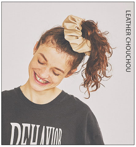 「ロゴＴに合うハードなシュシュ」 シュシュ 4,290円／AILE（スローブ イエナ 自由が丘店）　Tシャツ 8,800円／ハチイチブランカ（UTS PR）　⚫︎レザー地×パールのヴィンテージライクなデザイン。無骨なＴシャツにも浮かず、かわいげを補える。