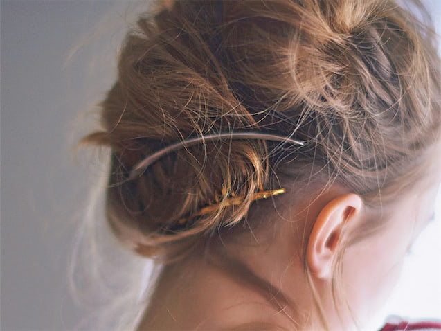 さりげなさで選ぶなら「ヘアコーム」： 目立ちすぎず、後ろからの印象が締まるメタルコームも優秀。つけ方のインスピレーションは、海外の古着店で見かけた女性。ルーズなヘアスタイルに対してきゃしゃなアクセのアンバランス感がいい。ゴールドとシルバーMIXが最近の気分（木部さん）。