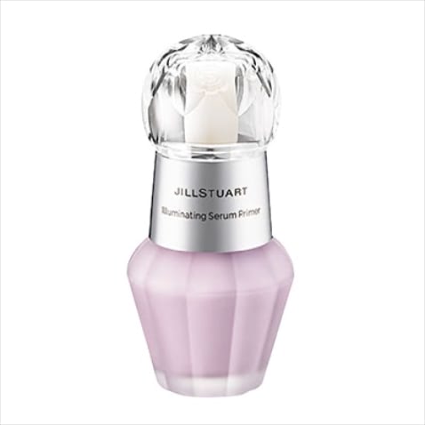 「ラベンダーで自然にトーンアップ」 ⚫︎ジルスチュアート　イルミネイティング セラムプライマー SPF20・PA＋＋ 30mL 3,520円／ジルスチュアート　ビューティ　「コンシーラーだけで完成させるぶん、下地にこだわります。パール入りで肌が明るく」（スガさん）
