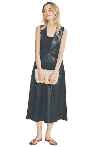 見た目が締まる夏の黒レザー ⚫︎黒ワンピース 59,000円／COS（COS 銀座店）　中に着た黒キャミソール 19,800円／ベイジ,エクリュ（オンワード樫山 お客様相談室）　左手人さし指リング 4,620円、左手薬指リング 4,620円／ともにFULL OF GRACE（ZUTTOHOLIC）　ベージュクラッチバッグ 3,999円／H&M（H&M カスタマーサービス）　ベージュサンダル 12,100円／ティーキーズ（RHC ロンハーマン）