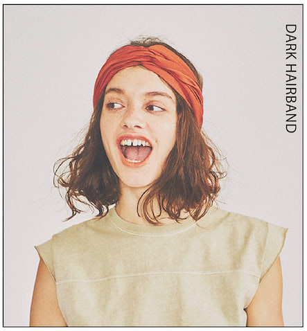 「上半身でドライなグラデーション」 ヘアバンド 7,920円／シャポー ド オー（Chapeau d’ O 東急プラザ銀座店）　ベージュトップス 12,100円／RHC（RHC ロンハーマン）　⚫︎キャメルのような深いオレンジ。頭に向けて濃度を上げると顔まわりが締まる。