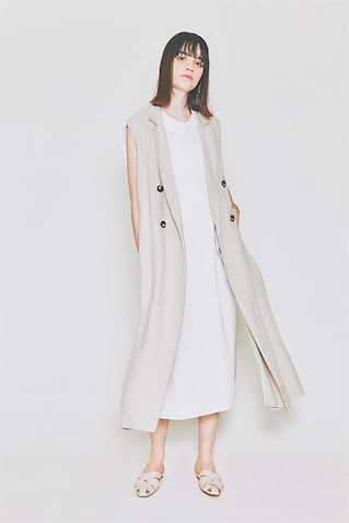 ジレ 53,900円／SACRA（インターリブ）　バングル 18,480円／SOKO（ZUTTOHOLIC）　サンダル 6,930円／RANDA　白に近いベージュのソフトなニュアンスで、カジュアルなワンピースを力まずキレイへと導くまじめなジレ。縦の流れを強調することで、スタイルアップ効果もねらえる。足元も色をつなげて心地よく。