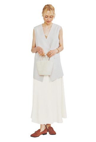 【羽織るトップス感覚・ヒップも隠れるロングジレ】 アイボリーロングジレ 27,500円／プルミエ アロンディスモン　白フレアスカート 17,600円／SO&Eacute;JU（ソージュオンラインストアカスタマーサポート）　ブラトップ 6,600円／TODAYFUL（Life&rsquo;s 代官山店）　バングル 57,200円／GARNI（ガルニトウキョウ）　リング 14,960円／TODAYFUL（Life&rsquo;s 代官山店）　バッグ 5,940円／AKTE　ブラウンスエードローファー 38,5