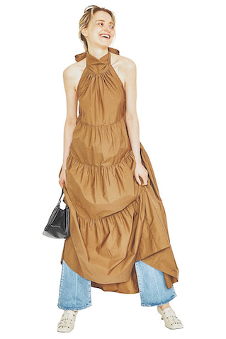 ブラウンホールターネックドレス 44,000円／Theory（リンク・セオリージャパン）　デニムパンツ 17,380円／MOUSSY（バロックジャパンリミテッド）　黒バッグ 27,500円／フリーストア（ガリャルダガランテ 表参道店）　パンプス 52,800円／LAURENCE（ザ・グランドインク）　4段切り替えでたっぷりあしらったギャザーも、つまったホールターネックできちんと感を維持。色落ちしたワイドデニムで脱力すると、リゾートにも似合う開放的なムードに。