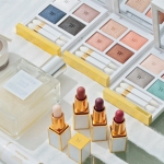 シックな冬の装いを華やかに彩る「光をたたえたコスメ」とは？