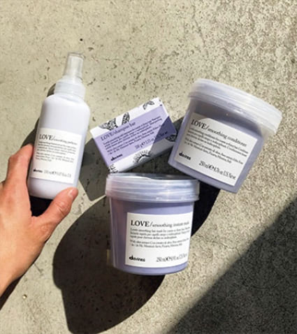 【環境のことも考えて】 「Davines」のシャンプー。容器のない固形シャンプーには驚きました。大きなゴミを出さず、環境に配慮してヘアケアができるのでオススメです。（中島潮里さん）