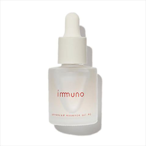 「ファンデを塗る前に必要不可欠」 immuno アドバンスド エッセンスオイル AG 30mL 7,150円／プレミアアンチエイジング　「洗顔後すぐに使う導入美容液。オイルだけどさらっとしたテクスチャーでベタつかず、肌に足りない油分を補ってくれます。これをするとメイクの仕上がりが全然違う」（スガタクマさん：ヘア＆メイク）「肌にうるおいを引き寄せ・内にとどめる」という理想的な効能。洗顔後に使って効果を実感するのが楽しくなる導入美容液。