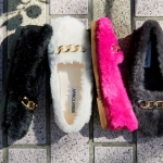 「ふわふわのモカシン」：冬の足元を彩るアトモス ピンク×ミネトンカのコラボシューズ