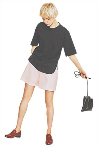 黒スムースコットンTシャツ 12,100円／ebure（ebure GINZA SIX店）　ピンクショートパンツ 16,500円／ガリャルダガランテ（ガリャルダガランテ 表参道店）　バッグ 22,000円／MARROW（4K）　ローファー 16,390円／A de Vivre