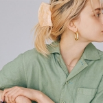 カジュアル服をラフに見せない「ベージュとゴールド」アクセサリーのセット使い