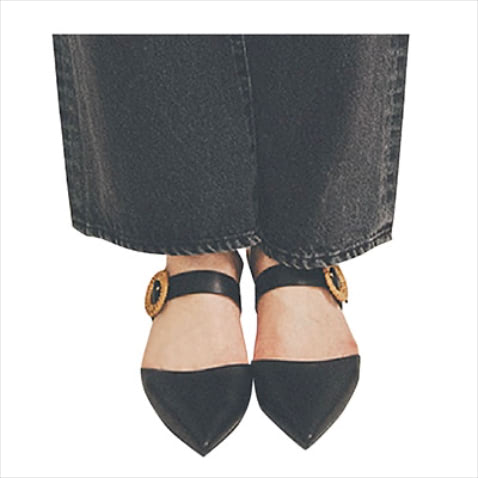 「夏素材と一緒に黒で先細」ジュートサークルストラップシューズ 6,500円／チャールズ＆キース（CHARLES & KEITH JAPAN）　黒デニムは着まわし。