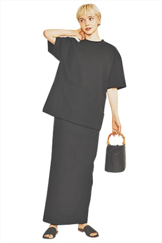 黒Tシャツ 13,200円／ATON（ATON AOYAMA）　黒タイトスカート 8,250円／STYLEMIXER（バロックジャパンリミテッド）　ピアス 4,950円／エスネ（アーセンス ルミネ新宿1）　バッグ 31,900円／ORSETTO（プラージュ 代官山店）　ミュール 57,200円／ペリーコ（プルミエ アロンディスモン）　漆黒のIラインスカートをまとめつつ隙を生む、ユニセックスサイズ。微光沢の風合いでカジュアルすぎないのもスカートに合う理由。