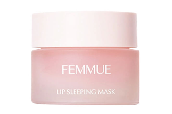【ベタつかないから寝る前も快適】 FEMMUE リップスリーピングマスク 15g 2,970円／コスメキッチン　ベタつきを感じにくいなめらかなテクスチャーが、就寝中の唇を集中保湿。「これをつけて寝ると翌朝リップがふっくらするのを実感。ベッドサイドに必ず置いてあります」（上枝さん）【POINT】ベタつきを感じにくく、するするとしたなめらかな塗り心地が特徴のリップ用保湿マスク。一晩中保湿してくれるから、翌朝には、しっとりとした唇へ。夜だけでなく日中のリップケアにも。