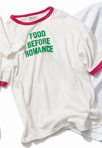 2.ピンクトリムTシャツ 7,480円／ビームス ボーイ（ビームス 銀座）　少量のバイカラーが新鮮。