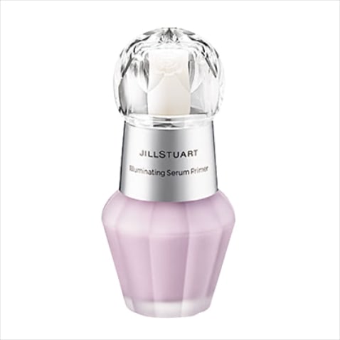 【自然にトーンアップ】 ジルスチュアート　イルミネイティング セラムプライマー SPF20・PA＋＋ 30mL 3,520円／ジルスチュアート　ビューティ　「ベースはコンシーラーだけで完成させるぶん、下地にはこだわります。コレは驚くほどスッと肌になじみほのかに色づきつつ、パール入りで肌が一段トーンアップします」（スガタクマさん）【POINT】肌のくすみを飛ばす、オーロララベンダーパールやダイヤモンドパールを配合。光をぼかしながら自然に毛穴をカバーするため、肌にうっすらベールをかけたような凹凸のない仕上がり
