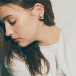 アクセサリーは「1つよりも2つ」シンプル服を格上げするアクセサリーの重ねづけ「真逆の法則」