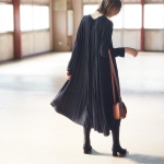 【黒ワンピース着回し】どう着てもキレイが残る「Vネック・Iライン」