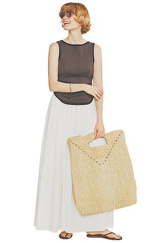 【すそまでしっかり裏地つきで安心】 ●白フレアスカート 14,960円／uncrave STANDARD（uncrave）ボーダータンクトップ 5,940円／PHEENY × Miller（PHEENY）　サングラス 48,400円／EYEVAN（アイヴァン 東京ギャラリー）　バッグ 14,300円／MADE IN MADA（ジャック・オブ・オール・トレーズ プレスルーム）　ビーチサンダル 8,800円／ティキーズ（ザ ストア バイシー 代官山店）