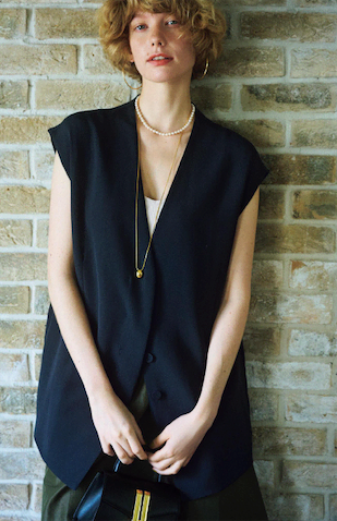 ベージュカップインキャミソール 6,600円／AKTE　黒カラーレスツイルベスト 20,450円、フープピアス 4,840円／ともにTODAYFUL（Life&rsquo;s 代官山店）　カーキスカート 26,400円／エストネーション　ゴールドチェーンネックレス 47,300円／MARIHA　パールネックレス 26,400円／アユス（ザ ストア バイシー 代官山店）　黒ミニバッグ 53,900円／デメリエー（ガリャルダガランテ 表参道店）  すっきりさせた首まわりを ジュエリーでエレガントに埋めて