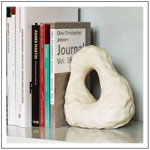 ブックエンドらしからぬ見た目 ⚫︎W&S BOULDER BOOKEND アイボリー（6月末頃入荷予定） 10,780円／HAY　「コペンハーゲンを拠点に活動するクリエイティブ・デュオ、WANG & SODERSTROMの作品。3Dプリンタで作られた有機的な形は、アートピースとしても楽しめます」（編集部）